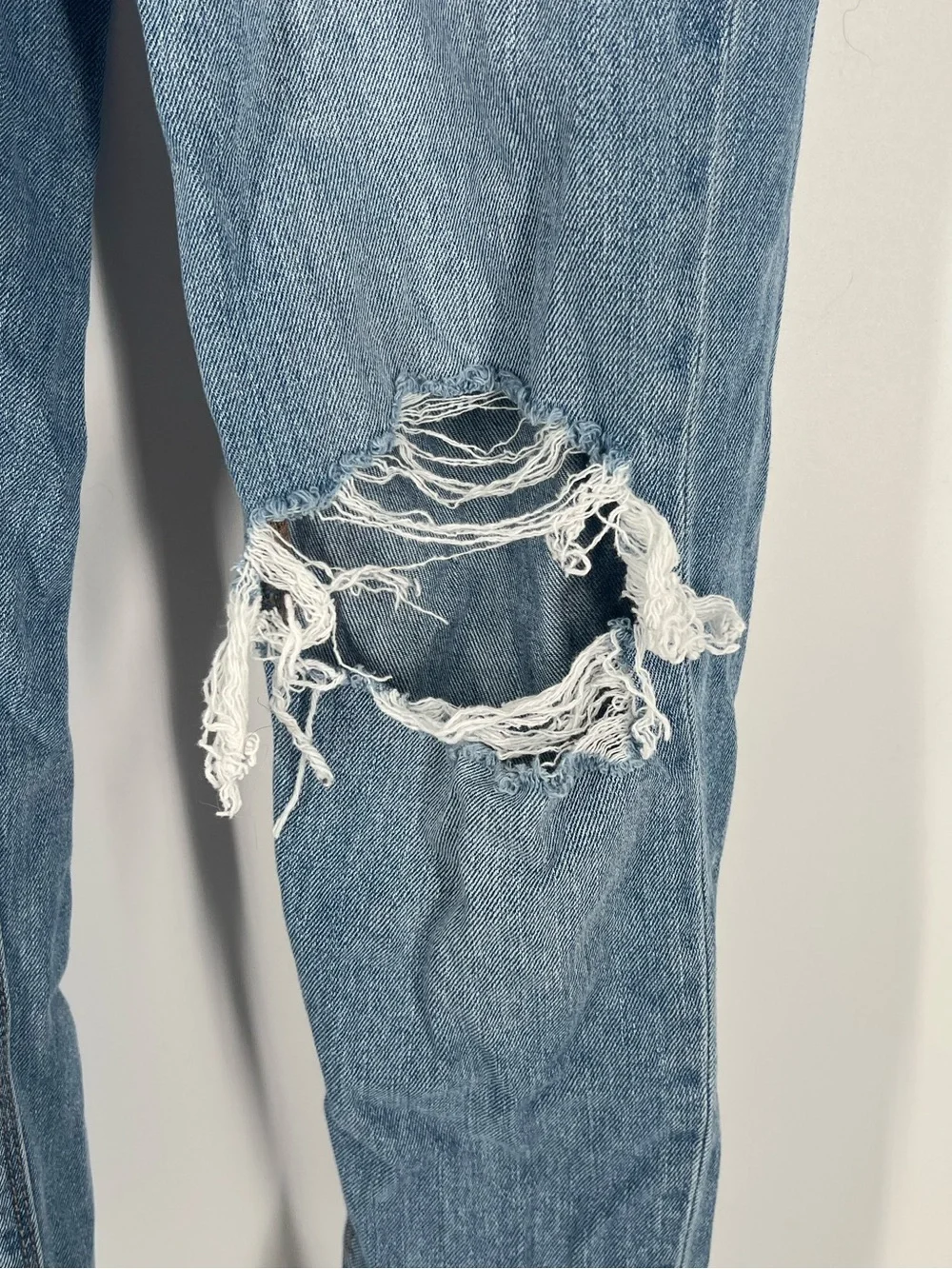 American Eagle Outfitters Women's Light Blue Distressed Mom Jeans Size 4 Regular - Picture 3 of 9